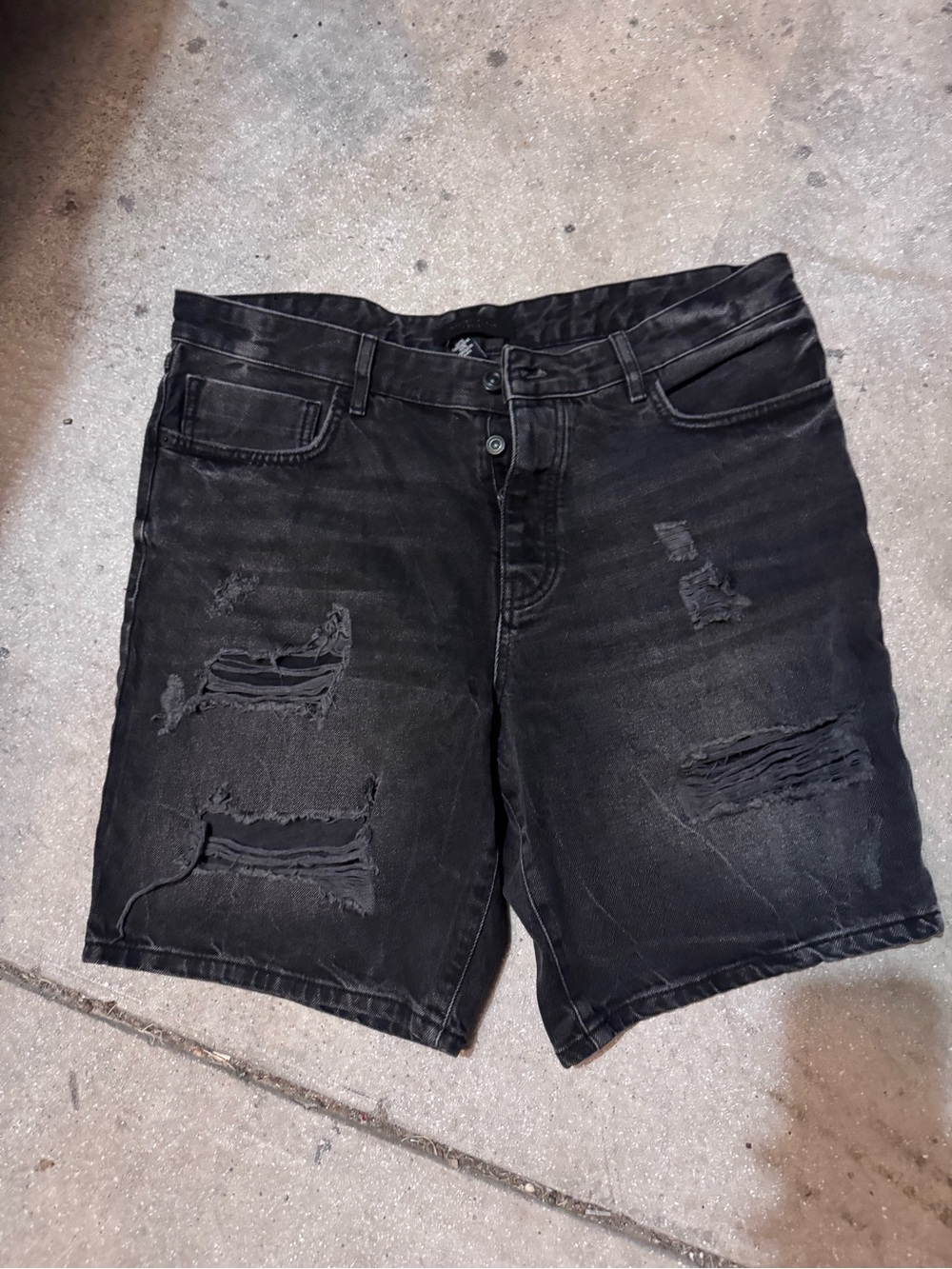 Forever 21 Men’s Black Distressed Denim Shorts